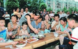 2006年的南湖小區，竹床又出現了，這是已經住進現代化住宅的市民，擺起象徵著懷舊與友情的“竹床宴”。記者 胡偉鳴 攝