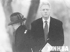 1998年12月21日，柯林頓(右)與夫人希拉蕊在彈劾條款通過的第三天首次公開露面。