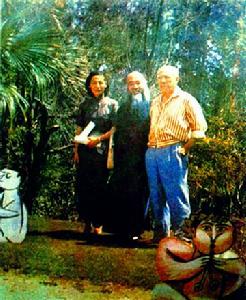 （圖）1956年7月28日，畢卡索與張大千夫婦合影於他古堡的花園裡。 