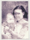 小時在福州，母親孫貞菱的懷抱中。