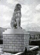 腓力二世底比斯聖隊所豎立的獅子雕像