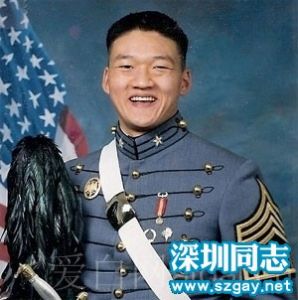 28歲的中尉韓裔軍人丹尼爾-崔（Daniel Choi）曾在伊拉克戰場服役。