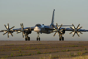 類型 戰略轟炸機 代號 北約代號：Bear（熊） 乘員 7名駕駛員2名，機尾炮手1名，其他人員4名 首飛 1952年11月12日 服役 1956年 設計 圖波列夫設計局 產量 超過500架 現況 現役 主要用戶  蘇聯 俄羅斯 衍生機型 圖-114、圖-119、圖-142 技術數據 長度 49.50米（162呎5吋） 翼展 51.10米（167呎8吋） 高度 12.12米（39呎9吋） 翼面積 310平方米（3,330平方呎） 空重 90,000千克（198,000磅） 最大起飛重量 188,000千克（414,500磅） 發動機 4具庫茲涅佐夫NK-12MV型渦輪螺旋槳發動機 - 功率 4×11,000千瓦（14,800馬力） 性能數據 最大速度 925千米／時（500節，575哩／時） 爬升率 10米／秒（2,000呎／分） 最大升限 12,000米（39,000呎） 最大航程 15,000千米（8,100海浬，9,400哩） 翼負荷 606千克／平方米（124磅／平方呎） 推重比 235 W／千克（0.143馬力／磅） 武器裝備 機炮 1具/2具AM-23型23毫米雷達控制機炮(機尾) 飛彈 空對地飛彈：Kh-20、Kh-22Kh-26、Kh-55 炸彈 60枚FAB-250炸彈，或30枚FAB-500炸彈。 其他 載彈量(包括飛彈)：最多15,000千克（33,000磅）