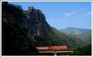 列車穿梭山崖