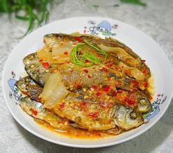 辣白菜煎燜鯽魚