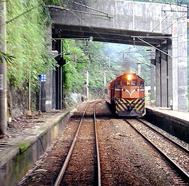 （圖）一列正在通過三貂嶺站的莒光號列車