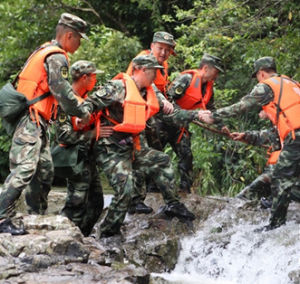 武警官兵在搜尋遇難人員