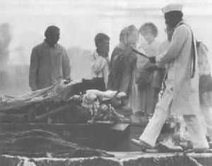 印度新總理拉吉夫·甘地--在此前一直是一名商用飛機的駕駛員--正準備點燃他母親英迪拉·甘地夫人的火葬堆