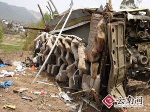 雲南楚雄特大交通事故現場卡車殘骸