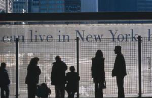圖3 在紐約世貿中心PATH車站凝視“零點地帶”的人們——美國歷史上規模最大的城市搜救行動曾在這裡展開。