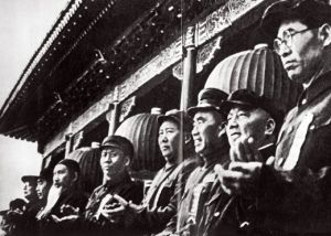 1953年，高崗(右一)等黨和國家領導人在五一節慶典上。
