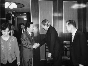 接受日中文化交流協會和外務省的邀請訪日的中國文化部長孫家正（左）、前往歡迎的日中文化交流協會會長團伊玖磨（中）、代表理事白土吾夫。－1999年5月14日　東京