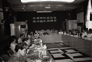1999年8月5日，中國國家畫院主辦“紀念何海霞先生逝世周年座談會”。