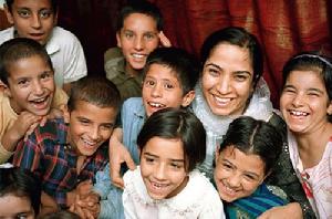瑪拉萊·喬婭和阿富汗孩子們在一起