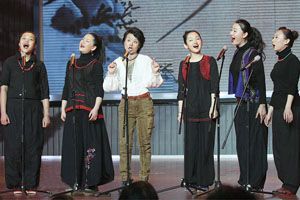 龔琳娜與聲靈女子合唱團演唱新作《黃河船夫曲》和《丟丟銅》