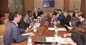 陳秋途總裁在阿布達比會見安哥拉總統特使若澤·多斯桑托斯，雙方就能源、農業、金融、基礎設施建設等合作交流探討
