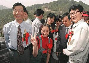 1999年5月1日，86位全國勞動獎章、獎狀獲得者在北京參加全國“五一”國際勞動節慶祝活動，登上八達嶺長城