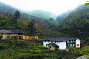 上坳國小背靠群山，翻過山幾十公里就是井岡山。學校建築建於上個世紀60年代，經過半個世紀風吹雨淋早已破敗。