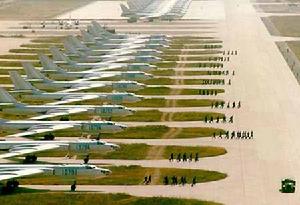 中國轟-6機群準備出擊