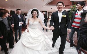 黃博文牽著新娘的手步入婚禮殿堂