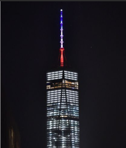 11月13日，為悼念巴黎恐怖攻擊遇難者，紐約世貿大樓的塔尖亮起法國國旗的顏色。1 11月13日，為悼念巴黎恐怖攻擊遇難者，紐約世貿大樓的塔尖亮起法國國旗的顏色。 