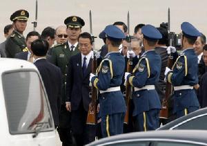 日本首相麻生太郎30日在北京發表演講時駁斥了“中國威脅論”。