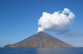 斯特龍博利火山