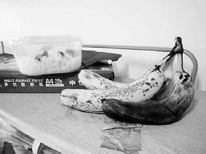 實驗第四天，“不理組”的香蕉爛得出水了