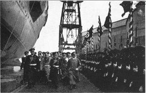 這張希特勒視察海軍的照片攝於齊柏林伯爵號下水當天，即1938年12月8日。身旁那個巨大的船體就是齊柏林伯爵號。這張希特勒視察海軍的照片攝於齊柏林伯爵號下水當天，即1938年12月8日。身旁那個巨大的船體就是齊柏林伯爵號。