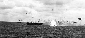 1944年2月23日，在馬里亞納群島附近，一顆日本炸彈在貝勞伍德號附近海面爆炸