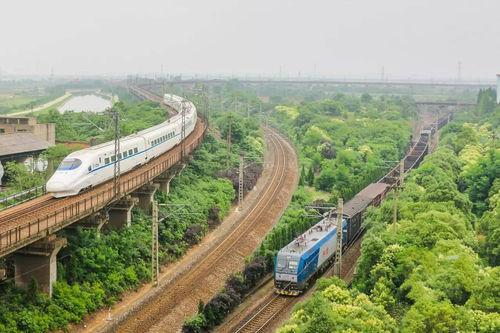 京九鐵路與滬昆鐵路在向塘鎮交匯