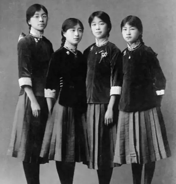 1916年，12歲的林徽因和同學的經典合照。右一為林徽因