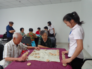 社工與老人切磋棋藝