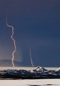 震撼：實拍冰島火山美麗的爆發