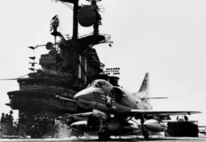 1966年，一架A-4攻擊機預備在無畏號起飛。 此時無畏號已改編為反潛航母，但仍搭載攻擊機隊，並在越戰中參與陸上攻擊任務。