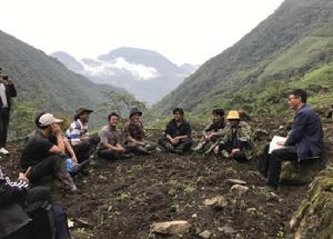 2019年5月巴登村農牧民民眾在農田開會