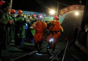 4月5日，救援人員將一名倖存者抬出井口