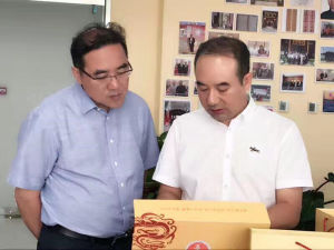 洪雲飛先生與中科院院士陳建平先生在一起探討中醫藥創新課題