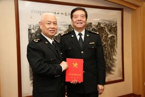 于廣洲為人教司新任司長李國頒發任命書