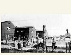 1944年，集中營中的一名被關押者秘密拍攝了布痕瓦爾德主要的一座集中營。
