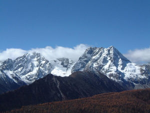 白茫雪山