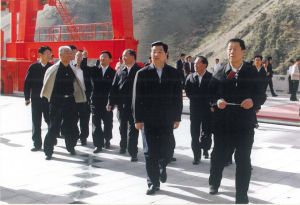2006年9月9日，胡錦濤視察新疆恰甫其海水庫大壩及道路工程。
