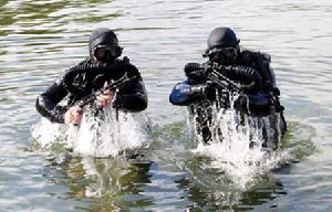 軍人使用APS水下突擊步槍