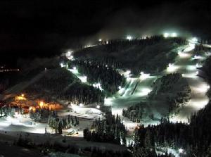 塞普萊斯山滑雪場 夜幕難遮賽場光芒