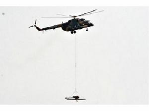 直升機吊運AH4榴彈炮