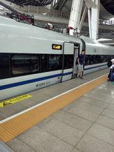 D314次列車到達停靠北京南站普速場