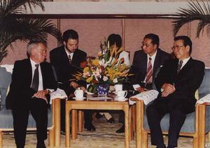 1999年10月26日，李鵬會見來訪的匈牙利社會黨前主席、前總理霍恩。