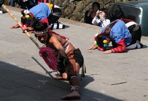 （圖）鄒族男子狩獵或征戰前夕舉行戰祭祈福