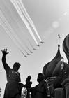俄羅斯戰鬥機飛過莫斯科紅場的聖巴索大教堂上空