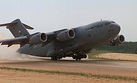 （圖）C-17運輸機在野戰簡易跑道起飛